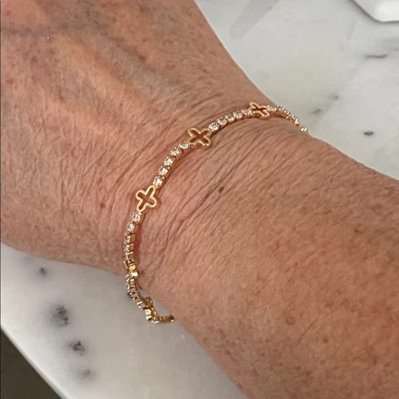 ✨New Rose gold-toned tennis bracelet crosses and cubic zirconia stones 7.5” 🎁